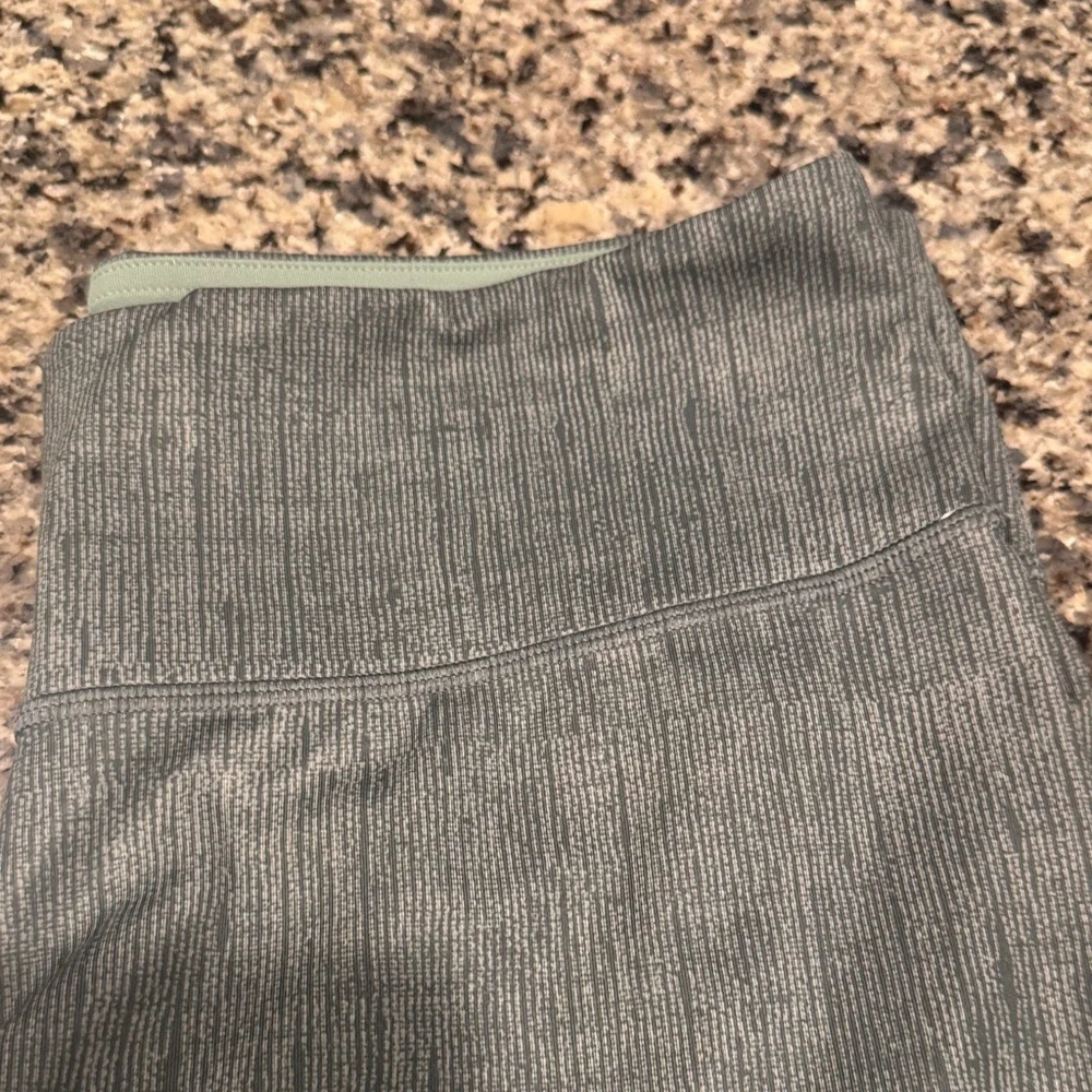 BNWOT Lululemon athletica Green Leggings Size 10 - Picture 3 of 8